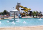 Kypr - květen 2004  okolí Ayia Napa : architektura, bazén, krajina