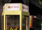 Paříž - květen 2006  automat na kytice : dokumentární, květinový automat