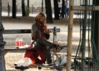 Paříž - léto 2010  ultimátní bezdomovec : bezdomovec, holub