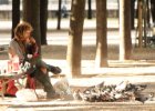 Paříž - léto 2010  ultimátní bezdomovec : bezdomovec, holub