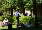Paříž - květen 2012  Lucemburské zahrady - na většině chodníků se nesmí polehávat, takže tu fungují policejní vyhazovači - mile ale rezolutně vyhání všechny : architektura, odpočinek, park, piknik, policista