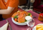 Paříž - květen 2012  porce lososa překvapila : dokumentární, jídlo