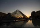 Paříž - květen 2012  nádvoří Louvre v zapadajícím slunci : Louvre, architektura, muzeum, pyramida, voda, západ slunce