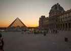 Paříž - květen 2012  nádvoří Louvre v zapadajícím slunci : Louvre, architektura, dokumentární, muzeum, pyramida, západ slunce