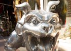Paříž - květen 2012  nejslavnější pařížské trhy : exponát, pes, umělecké dílo