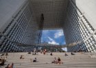 La Défense  Památník z oceli a kamene vysoký 110 metrů ve tvaru prázdné kostky. : Grande Arche, La Defense, Paříž 2021, architektura